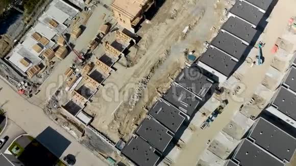 鸟瞰一个联排别墅综合体和一个新的发展正在建设附近的北温BC视频的预览图