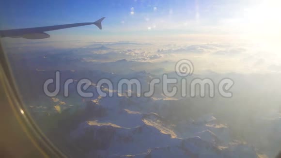 从飞机冬季度假胜地假日看雪山山峰视频的预览图