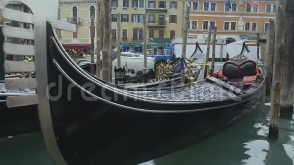 豪华的贡多拉船吸引游客前往威尼斯浪漫观光旅游视频的预览图