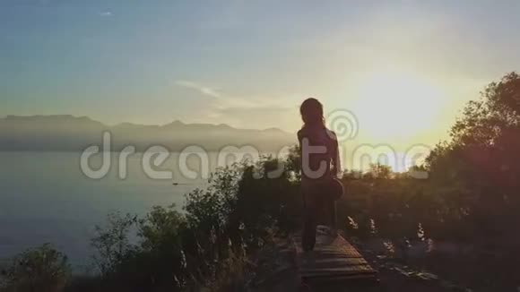 晨曦时分在陡峭的悬崖上做瑜伽体式运动视频的预览图