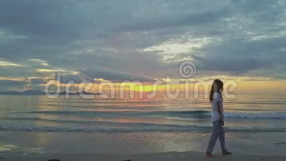Drun跟着一个女孩沿着海边日出视频的预览图