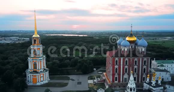 晚上可以鸟瞰俄罗斯的钟楼和琉森克里姆林宫大教堂视频的预览图