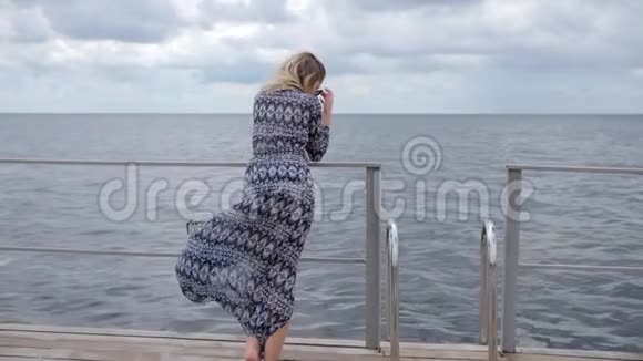 海边戴太阳镜的可爱女性在海边休息的微笑女孩年轻女性的轻松假期视频的预览图