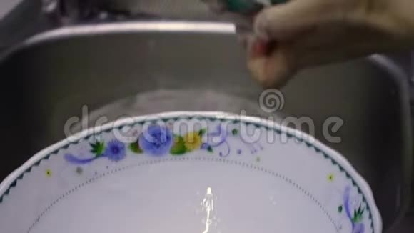 女人洗餐具视频的预览图