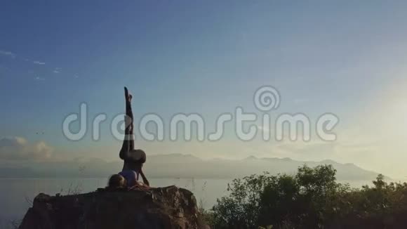 斯利姆运动女孩在沙文加萨纳的岩石上放下腿视频的预览图