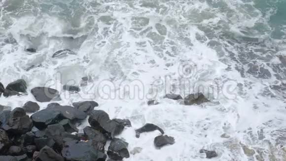 波涛汹涌的大海在悬崖上溅起浪花缓慢移动视频的预览图