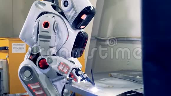 工业工厂机器人正在焊接一块金属板4K视频的预览图