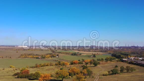 鸟瞰秋天的田野和树木视频的预览图