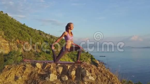 镜头在大型石头上的瑜伽体式中接近少女视频的预览图