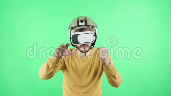 玩虚拟现实耳机和头盔的人视频的预览图