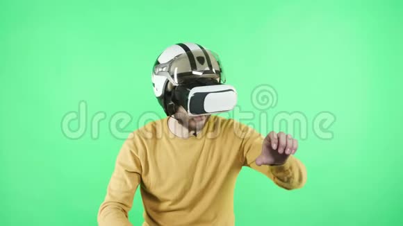 玩虚拟现实耳机和头盔的人视频的预览图