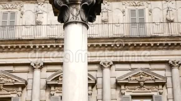 在维罗纳的德尔埃贝广场有一只狮子的大理石柱是威尼托地区的象征视频的预览图