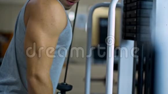运动员在健身房训练块上的三头肌视频的预览图
