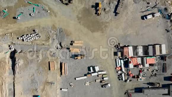鸟瞰一个联排别墅综合体和一个新的发展正在建设附近的北温BC视频的预览图