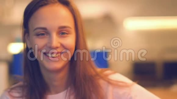 年轻迷人的女子微笑着在咖啡馆拍照视频的预览图