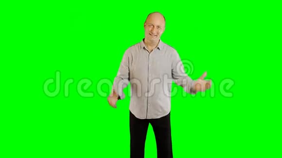 快乐的男人表现出大鱼的姿态微笑着成年白种人的手势阿尔法哑光绿色屏幕视频的预览图