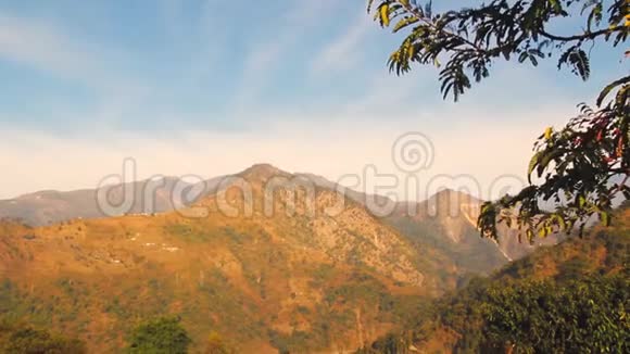尼泊尔山景映衬蓝天视频的预览图