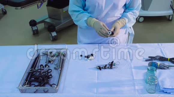 一位护士把医疗器械放在桌子上视频的预览图