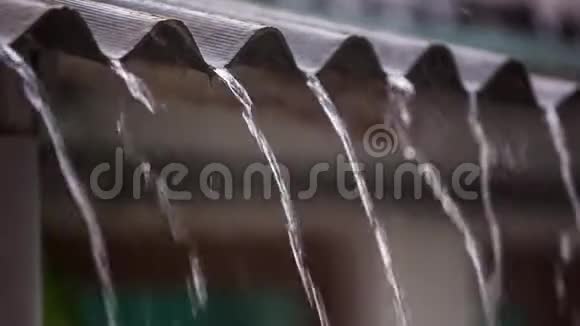 水从屋顶淋浴排出慢动作视频的预览图