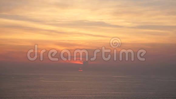 摄影师在海边拍摄日落拍摄浪漫电影视频的预览图