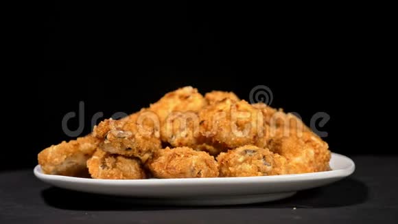 凉爽新鲜多汁煮熟的鸡翅在面包转盘上旋转布法罗翅膀以白色展开食物视频的预览图