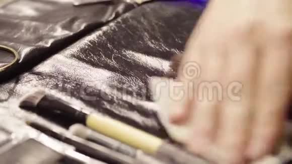 化妆师洗妆刷的手视频的预览图
