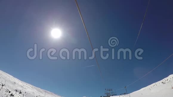 冬天在滑雪缆车上长大阳光明媚飞机飞了起来视频的预览图