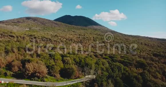 意大利维苏威火山上方的无人机鸟瞰令人惊叹的夏日山林和晴空全景4K视频的预览图