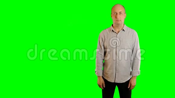 带有虚拟屏幕的手势全息模板成年秃顶白种人男子手指手势和绿色屏幕视频的预览图