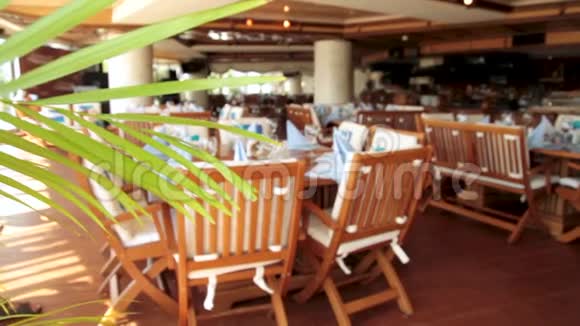 夏季餐厅的内部场景意大利面咖啡店空的户外咖啡馆用绿色围起来的金属锻造家具视频的预览图
