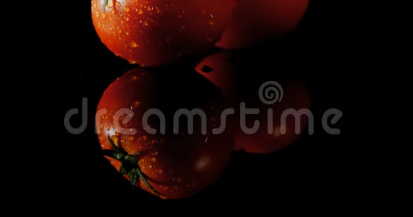 在新鲜的西红柿上浇上浓水4k视频的预览图