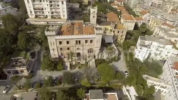 豪华的城堡般的豪宅矗立在城市的公寓房之间空中楼阁视频的预览图