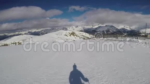 在山上滑雪迅速地滚落下来一个影子从他那里坠落视频的预览图