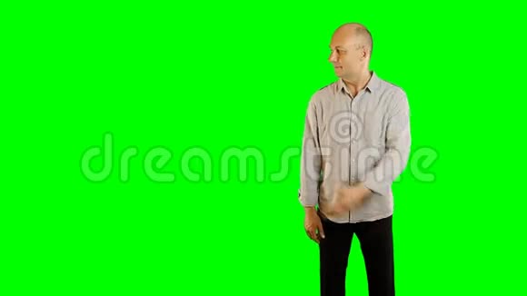 工作室用手指在绿色屏幕上拍摄白种人成年男子的手势阿尔法频道模板广告视频的预览图