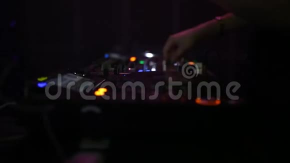 DJ工作夜店进行遥控音响控制视频的预览图