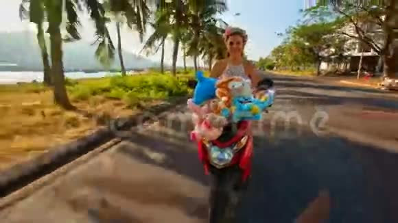 沿着海滨街骑摩托车的女孩速度视频的预览图
