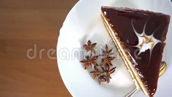 巧克力蛋糕切片在白色盘子上旋转文字空间上视图4K视频的预览图