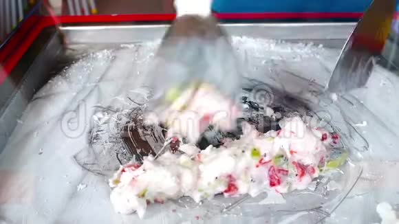 杜杜玛冰淇淋的制作视频的预览图