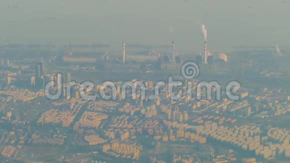 两个工厂烟囱冒出的烟雾造成空气污染城市工业区视频的预览图