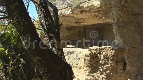 岩石中的人工洞穴视频的预览图