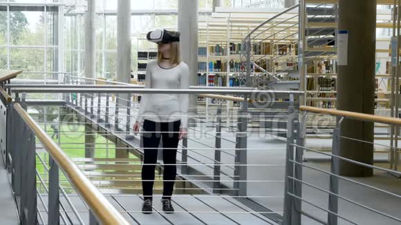 站在图书馆的女孩戴着VR耳机2视频的预览图