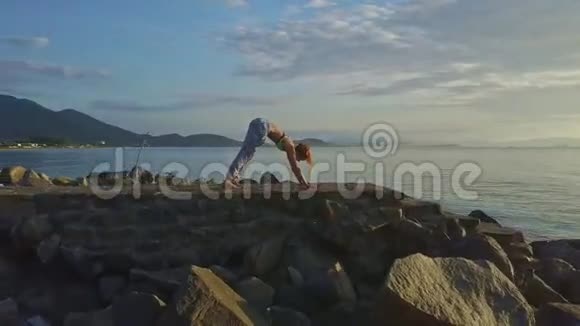 在宁静的宁静的海山上做瑜伽视频的预览图