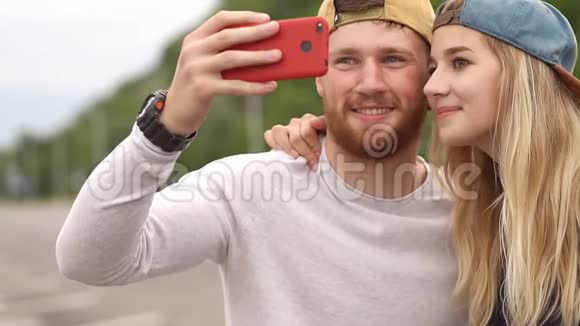 年轻夫妇骑自行车用智能手机拍照视频的预览图