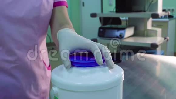 护士用无菌湿巾打开罐子的手视频的预览图