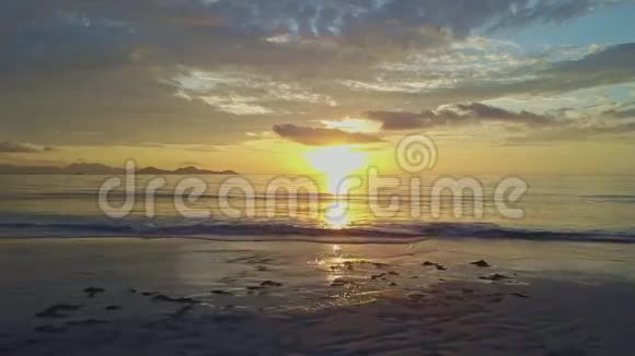 日出时长发姑娘光着脚在潮湿的沙滩上奔跑视频的预览图