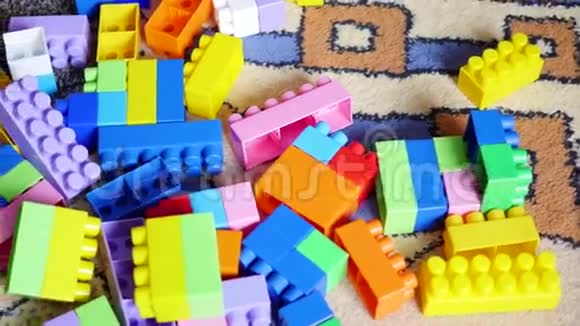 幼儿在构造函数中玩儿童设计师游戏彩色立方体3个视频1个视频的预览图