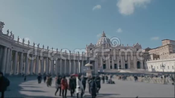 在意大利梵蒂冈参观圣彼得大教堂的游客视频的预览图