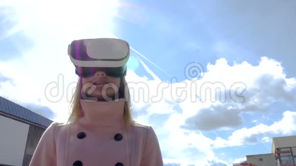 在明亮的阳光下戴着虚拟现实头饰的女孩视频的预览图