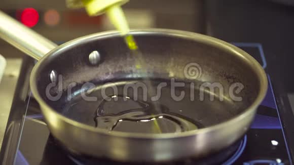 厨师的手把肝片放在锅上视频的预览图