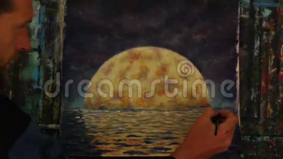用画笔画出一个橙色的蓝色大月亮在海洋海洋水中反射月亮视频的预览图